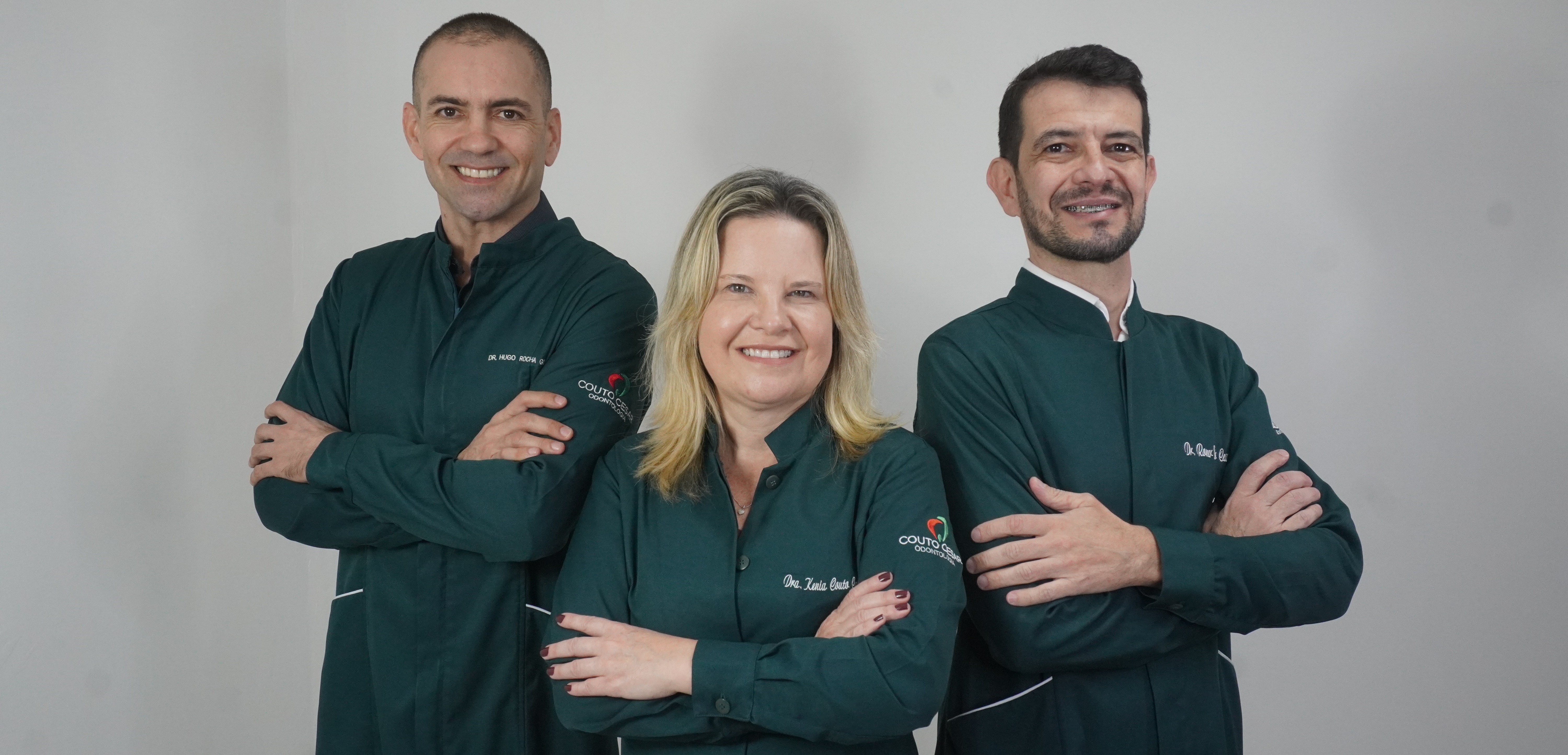 Profissional em atendimento odontológico